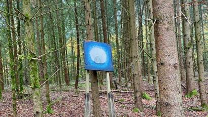 Bild: Evi Steiner-Böhm/exb
Die alten Tafeln des Traumpfads – im Bild sein Leitmotiv, die Schnecke – werden abgebaut.