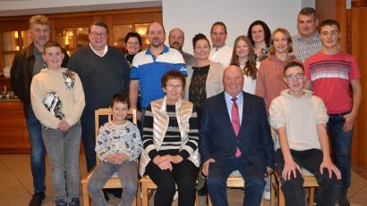 Bild: gi
Karl und Margarete Liebl feiern im Kreise ihrer Familie die Goldene Hochzeit im Landhotel Schieder in Saubersrieth. Dazu gratulieren auch zweiter Bürgermeister Bernhard Rom und Pfarrer Udo Klösel.