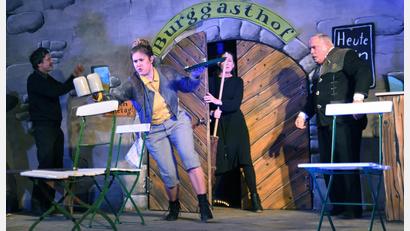 Archivbild: Tobias Schwarzmeier
So wie die Kellnerin im Stück "Kohlhiesels Töchter" ist das Landestheater Oberpfalz jetzt in Schieflage geraten – allerdings finanzieller Art. Die GmbH hat Insolvenz angemeldet.