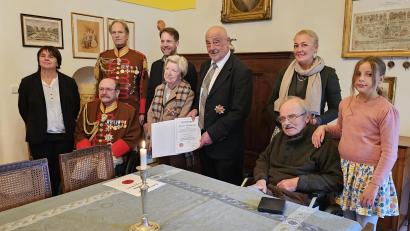 Bild: Erika Härtl
Bürgermeister Josef Beimler aus Waldthurn (Mitte) und Elisabeth Fürstin von Lobkowicz werden mit dem Hausorden der Fürsten von Lobkowicz zu Krimice ausgezeichnet.