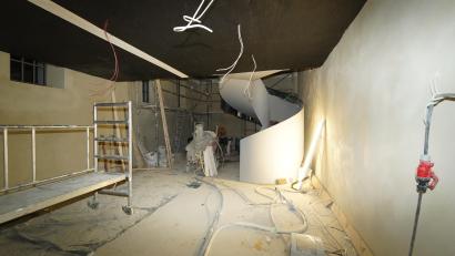 Bild: kaz
Die Arbeiten am neuen Familien- und Bürgerhaus, im ehemaligen Lenzbräu, schreiten weiter voran. Hier ein Blick auf die Wendeltreppe im Erdgeschoss. Diese verbindet die beiden Stockwerke der Stadtbücherei.