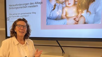 Bild: Christine Hollederer
Dr. Daniela Dotzauer spricht beim Forum „Frühe Hilfen“ im König-Ruprecht-Saal des Landratsamts Amberg-Sulzbach.
