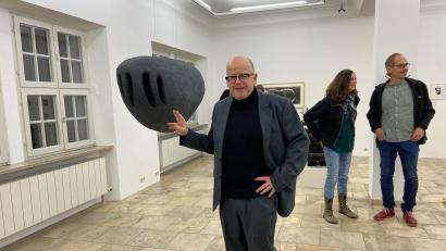 Bild: Andreas Ascherl
Der Berliner Künstler und Pneumopteria-Forscher Roland Boden mit dem Modell eines Himmelsleviathans. Die Ausstellung ist derzeit im Luftmuseum zu sehen.