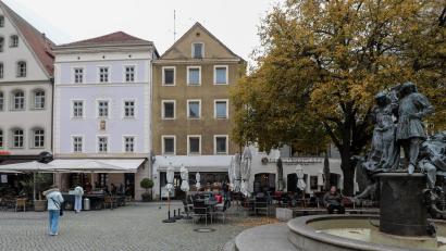 Bild: Wolfgang Steinbacher
Schmuck schaut er aus, der Amberger Marktplatz. Mit Ausnahme des Anwesens Nummer 8. Das allerdings soll in den kommenden Jahren vom "hässlichen Entlein" zum stolzen Schwan werden.