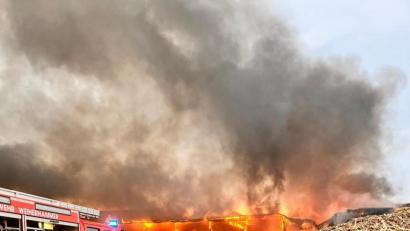 Bild: Feuerwehr Weiherhammer
Heftige Flammen auf dem Gelände des Recycling-Centers in Steinfels bei Mantel.