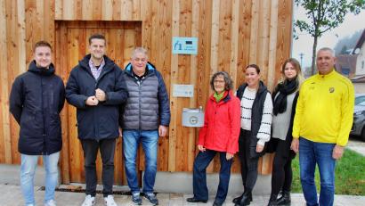 Bild: ds
Der an der Gemeindescheune installierte Brunnen weihten der Etzelwanger Bürgermeister und Helfer, die bei der Installation mit angepackt hatten, ein (von links): Timo Bielesch, Roman Berr, Gerhard Pirner, 2. Bürgermeisterin Lydia Zahner, Laura Miszka, Silke Meyer und Christoph Miszka.