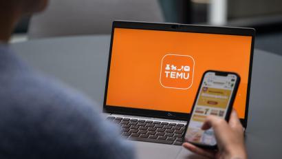 Bild: Hannes P Albert/dpa
Die umstrittene Plattform Temu mischt den Online-Markt auf.