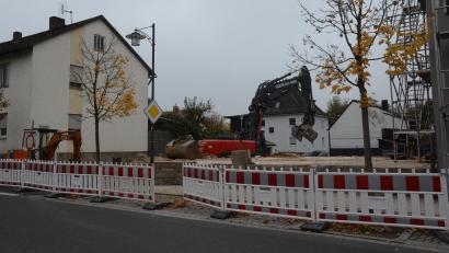 Bild: bey
Der Abbruch des Hauses in der Hauptstraße hat für Aufsehen in Schirmitz gesorgt. Anstelle des alten Hauses entsteht ein neues Wohnhaus in Holzbauweise.