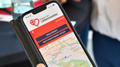 Bild: Petra Hartl
Ein Ersthelfer konnte mithilfe der Lebensretter-App einen 40-jährigen Mann nach einem Herz-Kreislauf-Stillstand reanimieren.