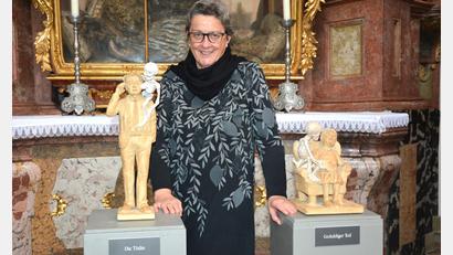 Bild: jr
Dr. Angela Eberhard präsentiert bis zum 29. November die Ausstellung „Totentanz“ in der Basilika.
