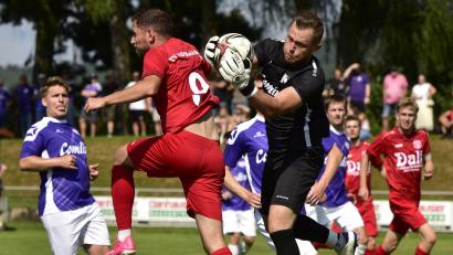 Archivbild: ham
Torwart Jonas Lang packt energisch zu. Er und sein TSV Detag Wernberg sind mit zuletzt zwei Niederlagen nicht mehr Verfolger Nummer eins von Spitzenreiter 1. FC Schwarzenfeld.