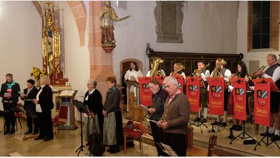 Bild: do
"Mit frohen Herzen" verneigten sich Bläser der Stadtkapelle, der Josefshofer Hausgsang, die Flötengruppe Lober und die Solisten Josef Kämpf und Hermann Schreml bei einem Marienlob in der Stadtpfarrkirche vor der Schutzfrau Bayerns