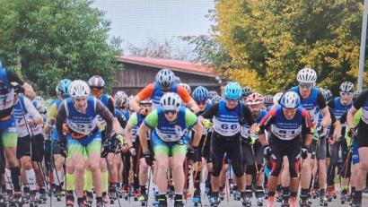 Bild: Langer/exb
Bernhard Langer (Nummer 61) beim Start zum Moorgrund Rollski-Marathon in Ruhla.