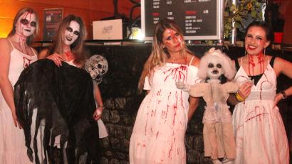 Bild: Hirsch
Vampire gruseln gerne gemeinsam. So wie bei der Halloween-Party in der Sportparkhalle in Schwarzenfeld. .