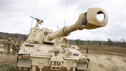 Symbolbild: Daniel Löb/dpa
Eine US-amerikanische Panzerhaubitze steht bei einer Artillerie-Übung auf dem Truppenübungsplatz Grafenwöhr.