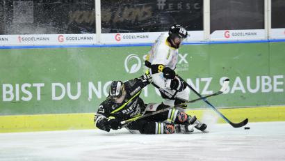 Bild: SignaLight
Auf Kampf, Leidenschaft und Einsatz wird es für den ERSC Amberg (dunkle Trikots) auch im Heimspiel am Sonntag gegen den TSV Peißenberg ankommen.