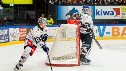 Archivbild: Werner Moller
Mads Larsen (links, Szene aus dem Spiel in Kaufbeuren) traf zwar zur 1:0-Führung für die Blue Devils Weiden in Freiburg, am Ende setzte es jedoch eine 1:2-Niederlage.