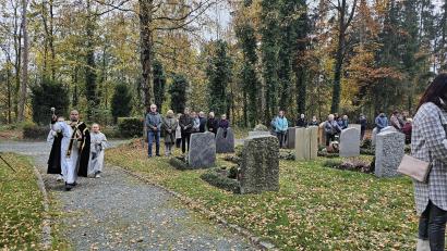 Bild: vsr
Gemeinsam mit den Ministranten segnete Pfarrer Michael die Gräber auf der weitläufigen Anlage auf dem Waldfriedhof in Krummennaab.