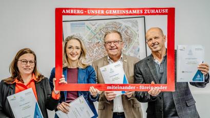 Bild: Michael Golinski, Stadt Amberg
Die sechste Auflage des Handbuchs für Integrationspaten soll die Integrationsarbeit erleichtern, dies meinen Sozialamtsleiter Martin Reinhardt (rechts), Bürgermeister Martin Preuß, Elisabeth Triller (Leiterin der Freiwilligenagentur) und Integrationslotsin Melanie Benz (links).