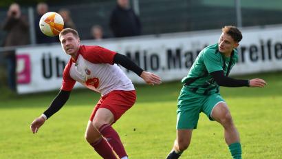 Archivbild: A. Schwarzmeier
FC Weiden-Ost - SpVgg Vohenstrauß 4:2 vom 12.10.2024; Max Wittmann (rechts, FC) gegen Sebastian Striegl
