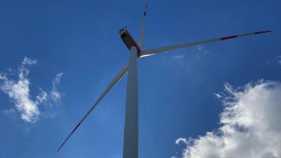 Symbolbild: srö
Welche Standorte wären für Windkraft denkbar? Der Planungsverband hat für die Zielvorgaben Bayerns Flächen nachzumelden. Einige davon betreffen Teunz. Nun wird der Gemeinderat um seine Stellungnahme gebeten.