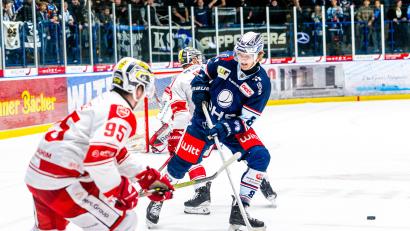 Bild: Elke Englmaier
Neal Samanski (blaues Trikot, Szenen aus dem Heimspiel gegen Bad Nauheim) fälschte bei der 1:2-Niederlage der Blue Devils Weiden einen Schuss von Mads Larsen von der blauen Linie zur zwischenzeitlichen 1:0-Führung ab.
