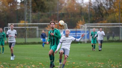 Bild: Dieter Jäschke
Kampf war Trumpf im Stadtderby der Bezirksliga Nord zwischen dem FC Weiden-Ost und der SpVgg SV Weiden II. In dieser Szene duellieren sich "Ostler" David Hofmeister (links) und Torschütze Paul Brand.