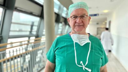 Bild: Gabi Schönberger
So kennt ihn das Personal des Weidener Klinikums und des Krankenhauses Tirschenreuth: Der ehemalige Chefarzt der KNO, Professor Dr. Karl-Heinz Dietl, in OP-Kleidung.