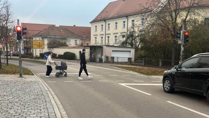 Bild: steinsdorfer
Für Senioren, aber auch für Eltern mit Kindern, ist die Ampelschaltung in Nähe der Schwarzachtalhalle zu kurz eingestellt, moniert der Seniorenbeirat der Stadt Neunburg und regt eine Änderung an.