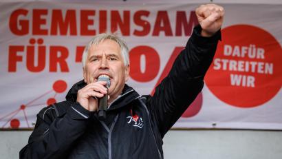 Bild: Daniel Karmann/dpa
Horst Ott, Verhandlungsführer IG Metall Bayern, ruft auch am Montag wieder zu Warnstreiks in der Metall- und Elektroindustrie auf.