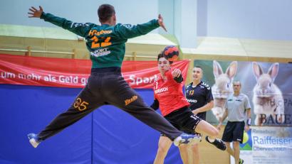 Bild: Günter Uschold
Andreas Salomon (rotes Trikot) und die Oberviechtacher hielten gegen die HG Amberg lange gut mit.