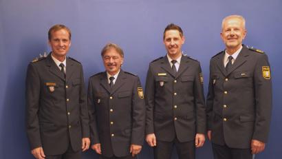 Bild: Polizeipräsidium Oberpfalz
Polizeivizepräsident Robert Fuchs (links) und Präsident Thomas Schöniger (rechts) posieren mit Erich Wiesnet (Zweiter von links) und dessen temporären Nachfolger Robert Lorenz für ein Erinnerungsfoto.