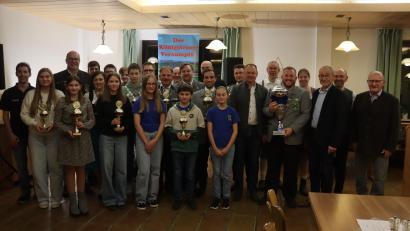 Bild: mrr
Insgesamt vier Damen- und fünf Herren-Teams gingen beim Vilstalwanderpokal an die Schießstände. Gratulationen kamen von den Bürgermeistern Hubert Blödt (von rechts), Hans Ram, Erwin Geitner und Erich Meidinger (Siebter von rechts). Thomas Kryschak (Sechster von rechts) und Stefanie Kryschak (Vierte von rechts) von den Ebermannsdorfer Burgschützen führten durch den Abend.