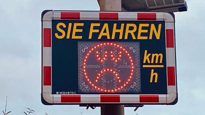 Bild: glb
Den Verkehrsteilnehmern an der Einfahrt der Tempo-30-Zone in Haunritz zeigt das Geschwindigkeits-Messegerät fast immer sein unfreundliches Gesicht.
