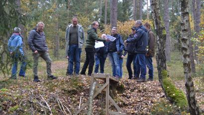 Bild: ak
Von der Mountainbike-Strecke im Herrenholz der Stadt Kemnath mit mehreren Sprungschanzen und -rampen machte sich der Ausschuss für Bau, Umwelt, Energie, Liegenschaften und Forst ein Bild.