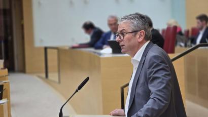 Bild: Bernd Heinisch
Martin Scharf vertritt seit einem Jahr den Stimmkreis Schwandorf im Bayerischen Landtag. Hier hält der Freie Wähler eine Rede im Maximilianeum.