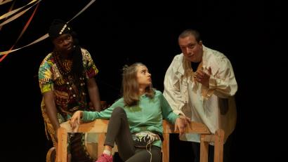 Bild: Rasco Zehcnas/exb
Manuel Sailer, Annalena Egerer und Asso Mbaye (von rechts) in "Gloomy Sunday"