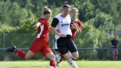 Archivbild: Hubert Ziegler
Anna Kreißl (weißes Trikot/Szene aus einem anderen Spiel) ist normalerweise im Feld unterwegs. Gegen Bad Aibling musste sie zur Pause ins Tor.