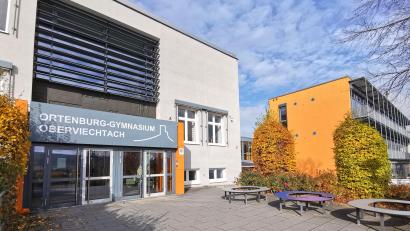 Bild: Portner
Das Ortenburg-Gymnasium Oberviechtach ist ab Herbst 2025 eine von sechs Schulen entlang der bayerisch-tschechischen Grenze mit dem neuen Profil „bilinguale Schule“. Das hat der Ministerrat Ende Oktober beschlossen.