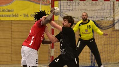 Bild: mhs
Moritz Müller (schwarzes Trikot/Szene aus dem Spiel gegen Altdorf) war in Wackersdorf sieben Mal für die HSG erfolgreich.