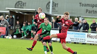 Bild: Hubert Ziegler
Strammer Schuss von Florian Holfelder (links) vom 1. FC Rieden gegen Philipp Grunewald (rechts) vom SV Schmidmühlen.