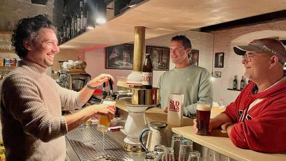 Bild: Gabi Schönberger
Im Herbst und Winter zapft Lino Molter das Bier seiner Brauerei im Sudhaus in Weiden.