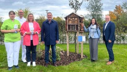 Bild: Tanja Popp/exb
Schön ist er geworden, der Begegnungsgarten der St.-Johannes-Klinik Auerbach. Das finden auch (von links): Caroline Gerstenhöfer, Chefarzt Dr. Edmund Goß, Stefanie Wiesend (Stab Pflegedirektion), Bürgermeister Joachim Neuß, Carina Ellerhoff (Pflegedirektorin) und Thomas Baldauf (Stellvertretender Vorstand).