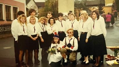 Bild: Archiv Freihunger Kirwaleit
Die Kirwapaare von 1989 mit schwarzen Röcken und Hosen, weißen Blusen und Hemden. Vorn in der Mitte kniet als Kirwabou der heutige Bürgermeister Uwe König, die Vierte von links ist Carmen Pamler als Kirwamoidl