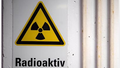 Archivbild: Sina Schuldt/dpa
Rund 27.000 Kubikmeter hochradioaktiver Atommüll müssen in Deutschland sicher in einem Endlager untergebracht werden. Die Suche nach dem Standort wird noch lange andauern.