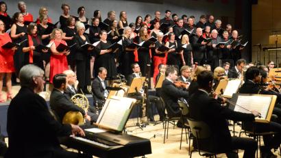 Bild: Kunz
Der Chor Singing Witt und die Hofer Symphoniker begeistern beim Benefizkonzert für die Aktion „Lichtblicke“ in der Max-Reger-Halle in Weiden. Hans Joachim Grajer (vorne links) ist der neue Pianist.