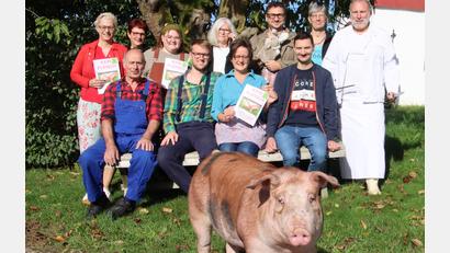 Bild: Prögler/exb
Die Theatergruppe Tiefenbach präsentiert das Stück "Lass die Sau raus“.