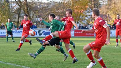 Bild: Gebert
Im Schlagerspiel der Kreisliga 2 trennten sich Spitzenreiter TSV Waldershof und der bisherige Tabellenzweite SV Mitterteich 0:0. Hier kommt Nick Adam (Zweiter von rechts) vor dem Mitterteicher Tobias Müller zum Schuss.