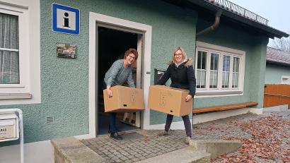 Bild: bsc
Ihre Tätigkeit am Schreibtisch tauschten Regina Wildenauer (links) und Melanie Höfer (rechts) von der Gemeindeverwaltung am Montag mit dem Schleppen von schweren Umzugskartons.