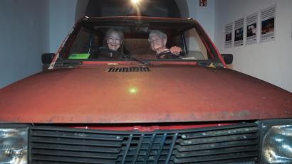 Bild: Wolfgang Steinbacher
Der Fiat Panda von Regina (links) und Eckhard (rechts) Henscheid durfte jetzt im Amberger Luftmuseum eine fahrende Rolle spielen. Wer so ein Auto fährt, muss übrigens so kühn schauen.